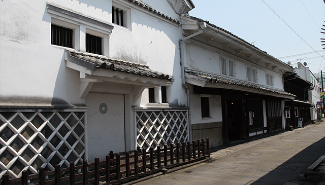 なまこ壁が印象的な小手川酒造店舗。入り口は大八車がそのまま入ることができるつくりになっています。作家野上弥生子の生家でもあります。