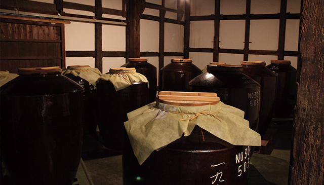小手川酒造内の焼酎の甕。